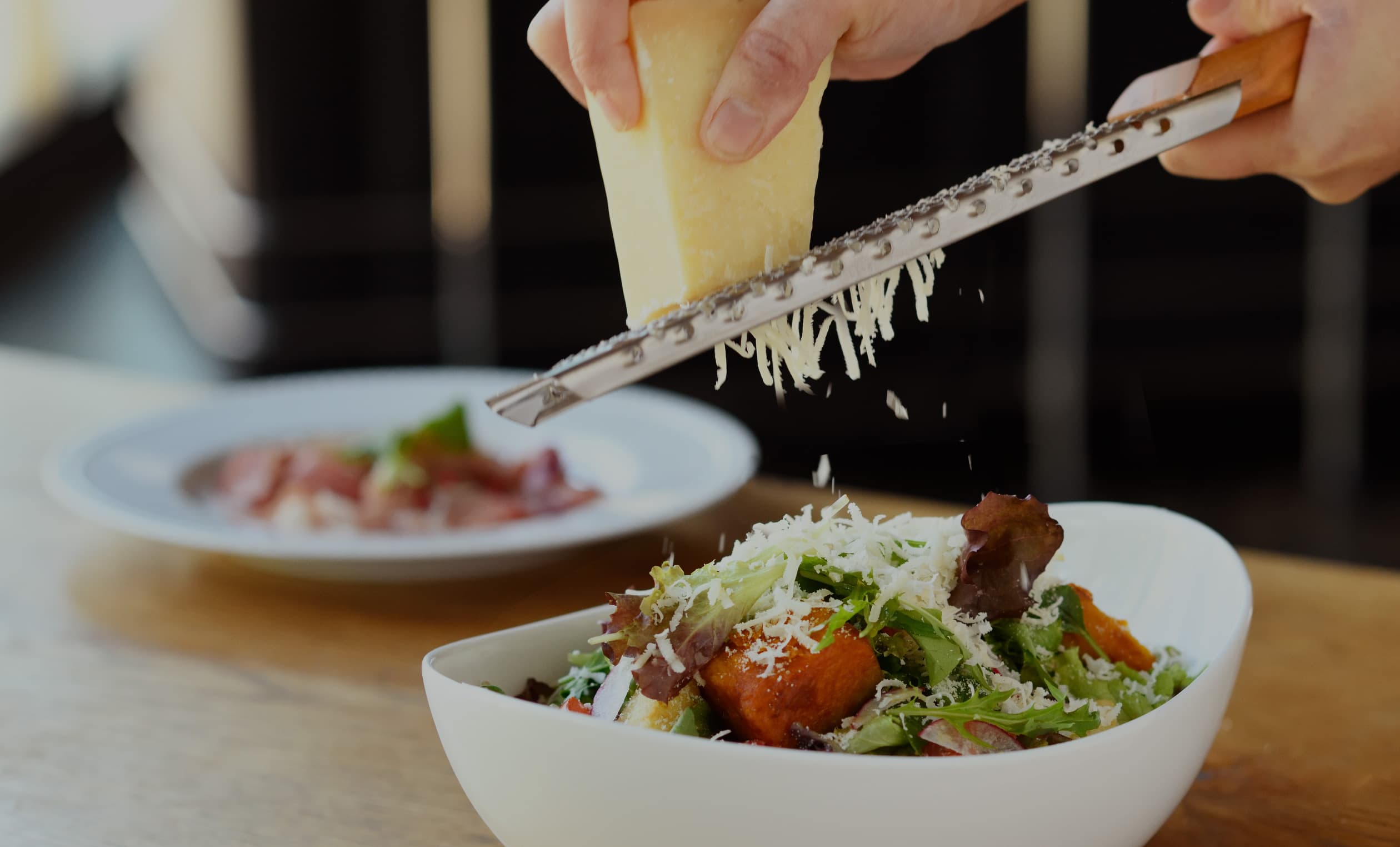 サラダの盛り付け